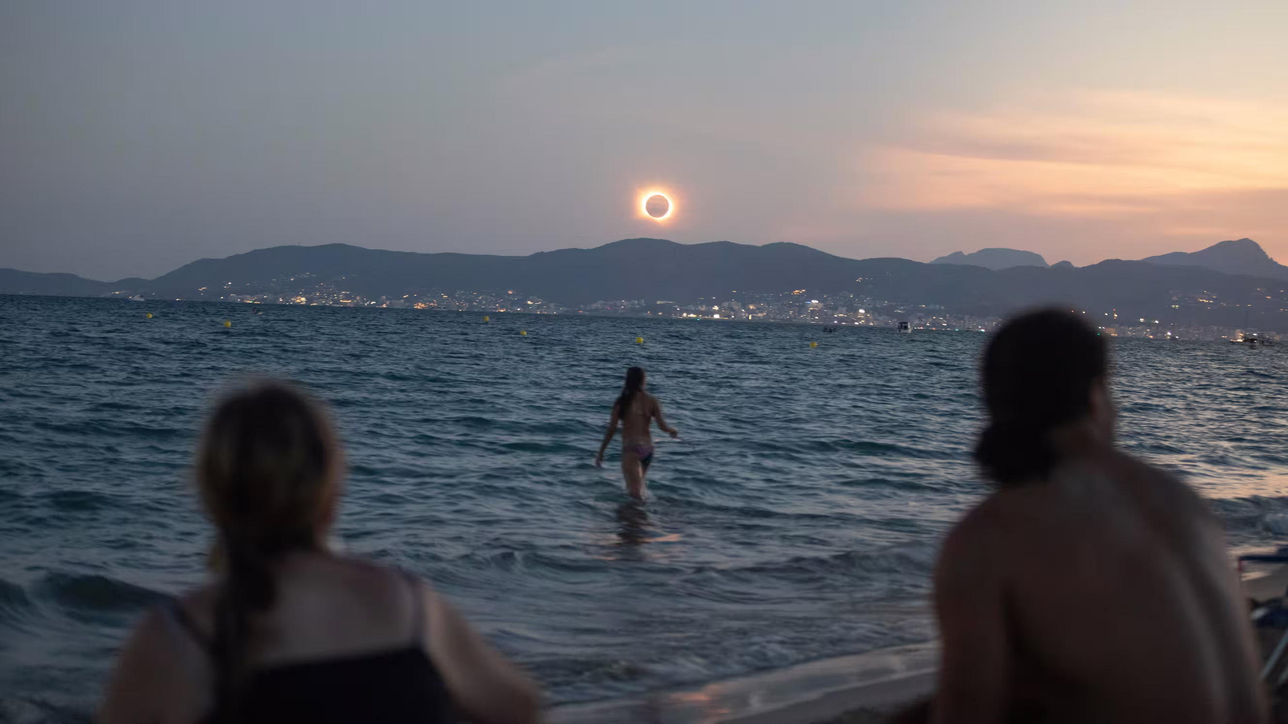 Eclipsa, văzută din două lumi