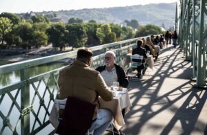 Un pod care unește din nou, după ce războiul l-a distrus