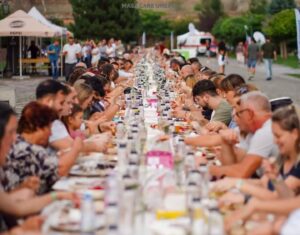 Astăzi, 20.000 de români se adună la „Masa Care Unește”, în inima Bucureștiului