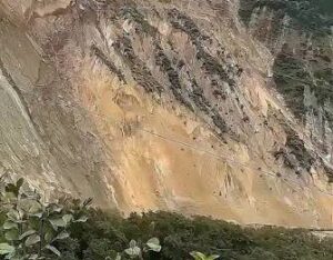 Versantul unui munte s-a prăbușit în câteva secunde în Nepal
