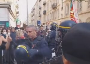 La Nisa, un gest între protestatari și forțele de ordine arată direcția în care ar trebui să privim