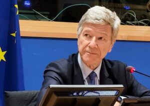 Jeffrey Sachs spune că diplomația și dialogul sunt esențiale pentru încheierea războiului din Ucraina: „Europa nu apără Ucraina. Europa distruge Ucraina”